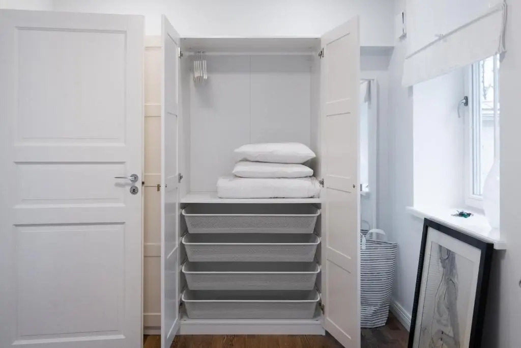 New 1BR in superb location. Free parking & WIFI