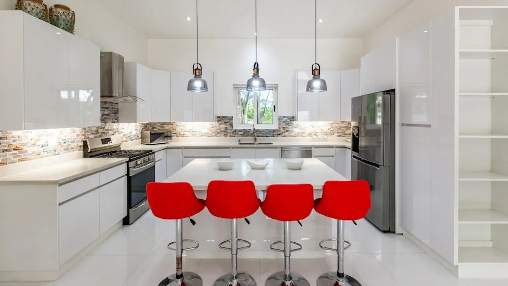 Modern Home and Guesthouse in a Peaceful Gated Community with a Private Swimming Pool