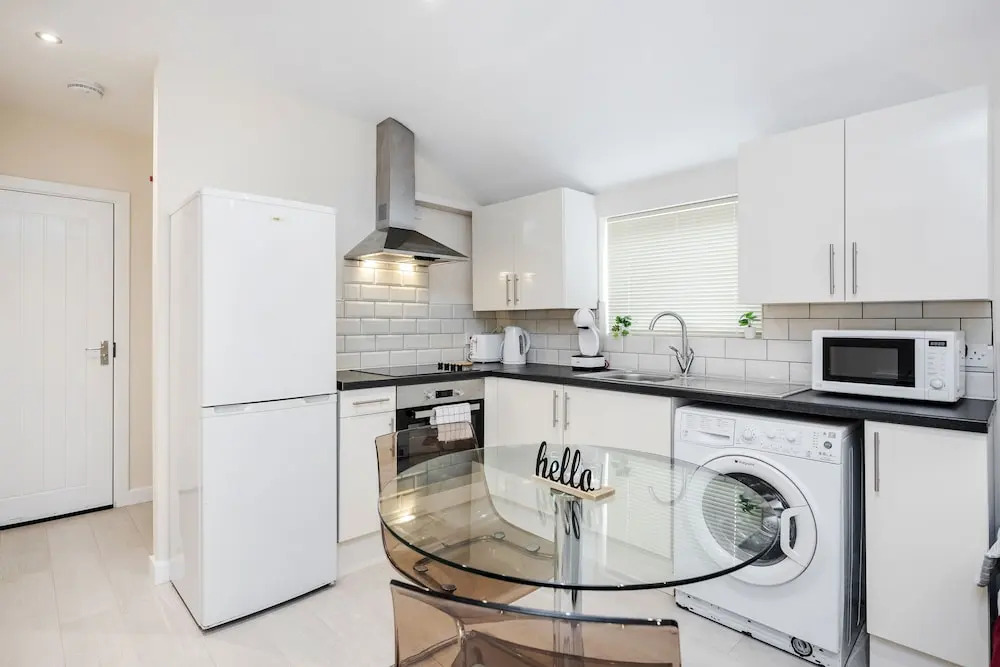 Studio Flat in Bedford Near Hospital & Stations