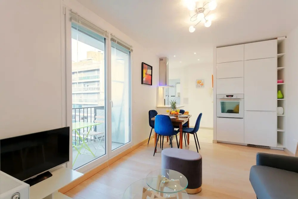 Eiffel Tower View Private Apartment