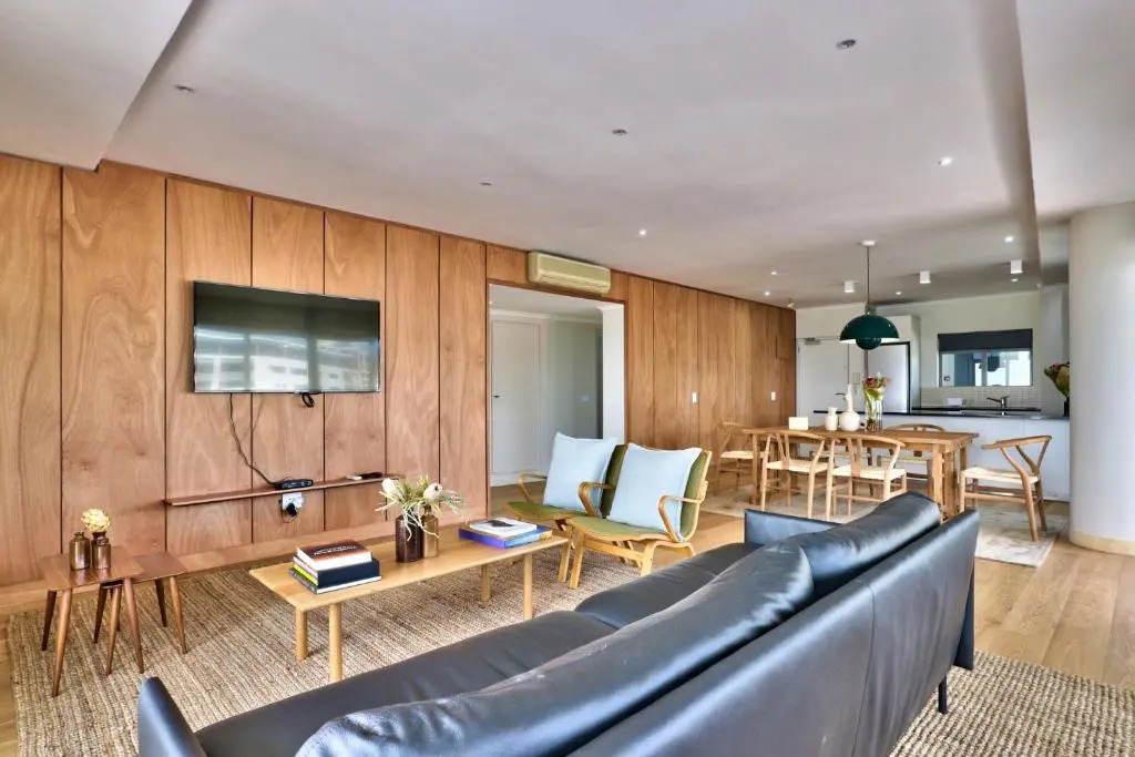 Stylish, Modern Apartment With Breathtaking Views.