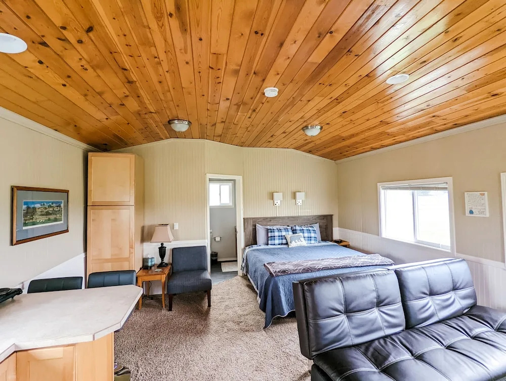 Juan de Fuca Waterfront Hotel & Cottages