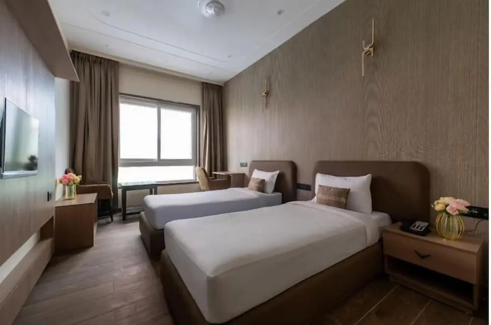 Hotel Kingsway Continental , Raipur