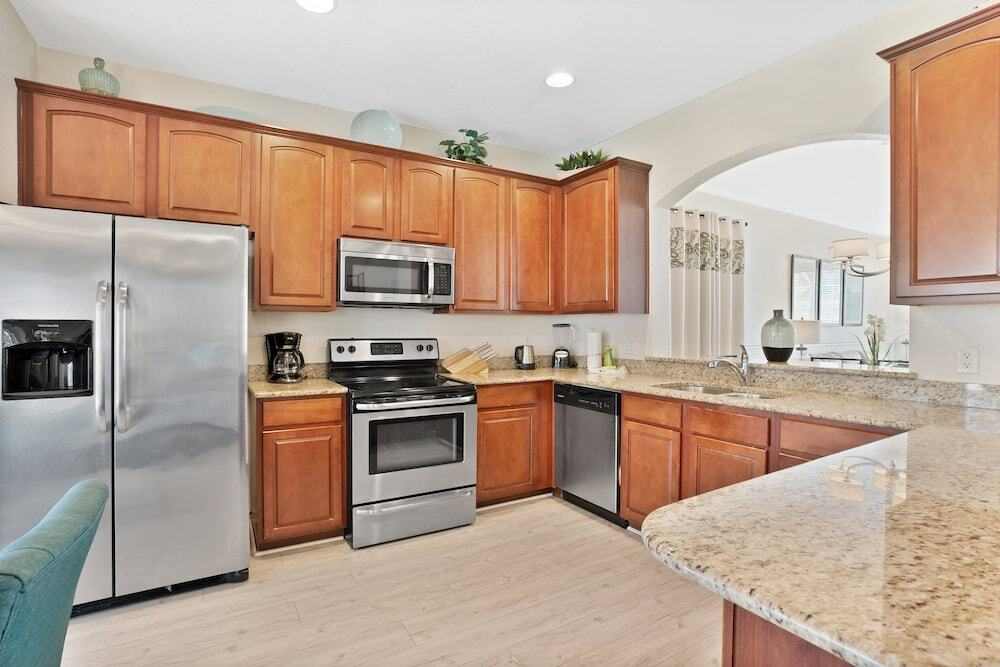 6 BR Home Windsor Hills Sleeps 12 - DVM 1952