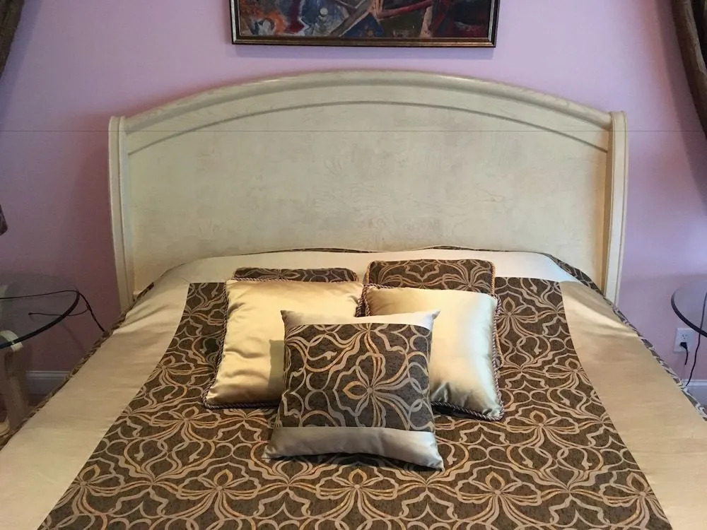 Luxury 3 BR home 1 Block from the Beach