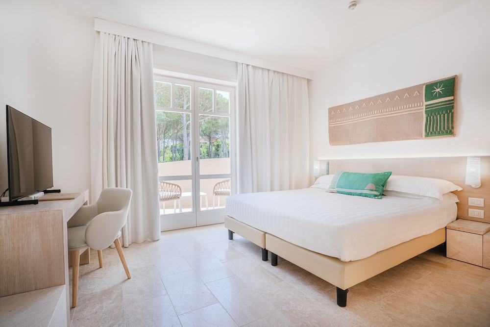 Hotel with swimming pool in Conca Verde just 100 mt from the sea