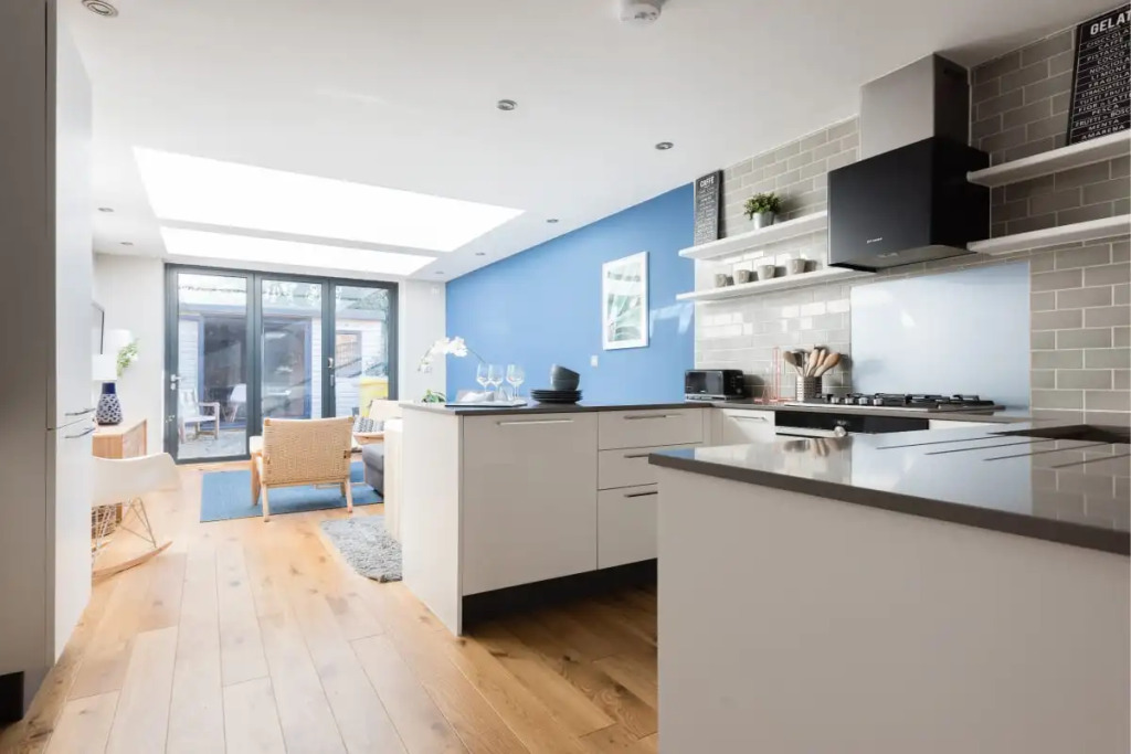 The Navy Court - Scandinavian Inspired 4BDR Central Home
