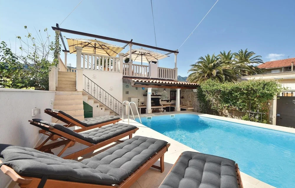 Nice Home in Jelsa With Wifi and 3 Bedrooms