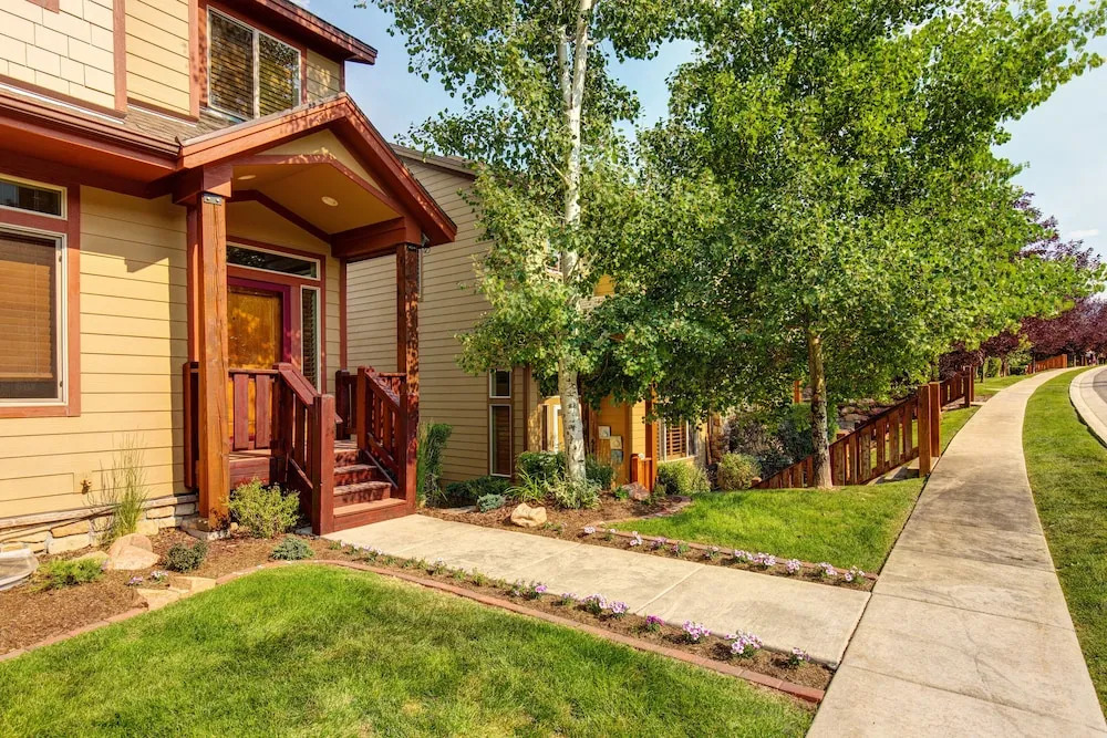 4BR 3.5BA Urban Alpine Home by RedAwning
