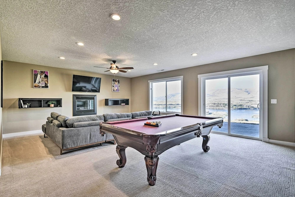 Incredible Oregon Retreat w/ Private Hot Tub!