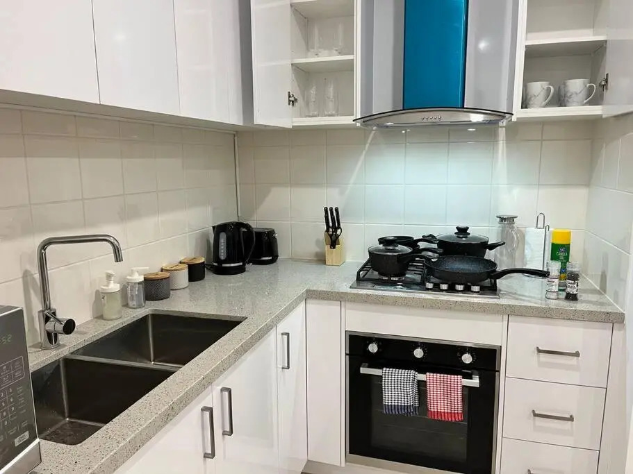 Brand New Modern 2 BR Guesthouse at Airport!