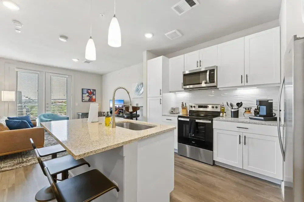 Prime Soco Bright 2BR King Suite w Pool Parking