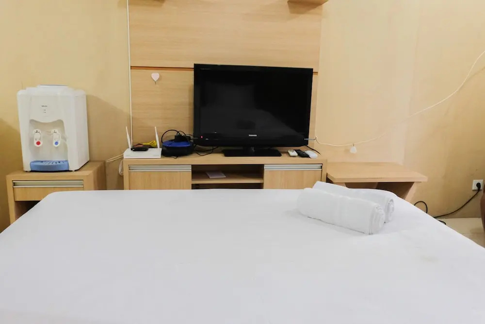Minimalist Studio Room Great Western Apartment