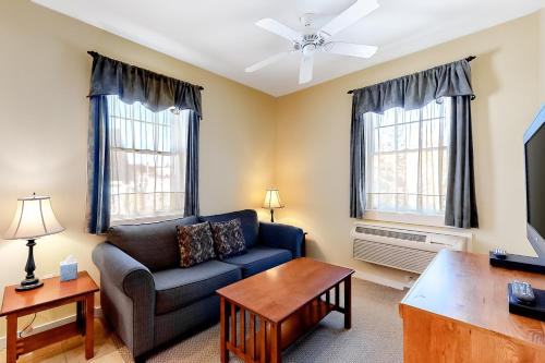 Cozy & Clean Second-Story Suite w/ Kitchenette & Free WiFi - Walk to the Harbor