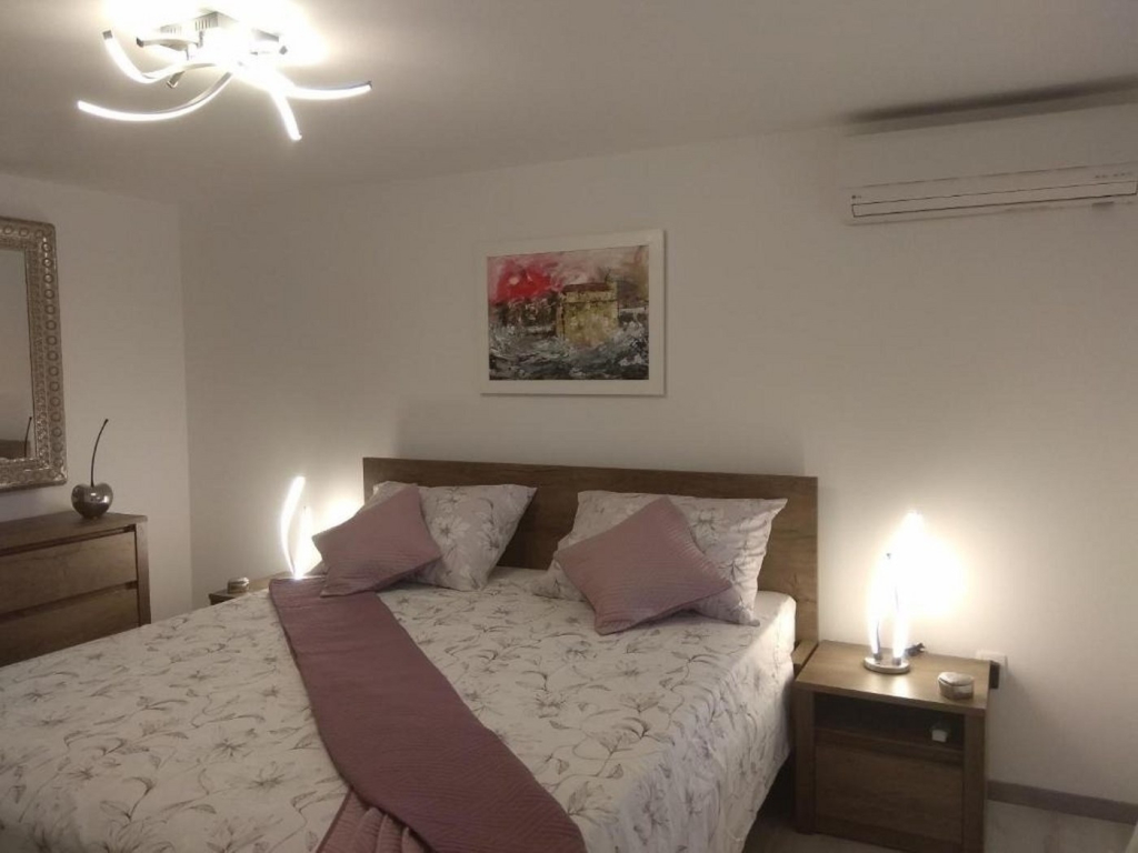 Apartment Lemar - parking and barbecue: A6 LIGHT Bol, Island Brac