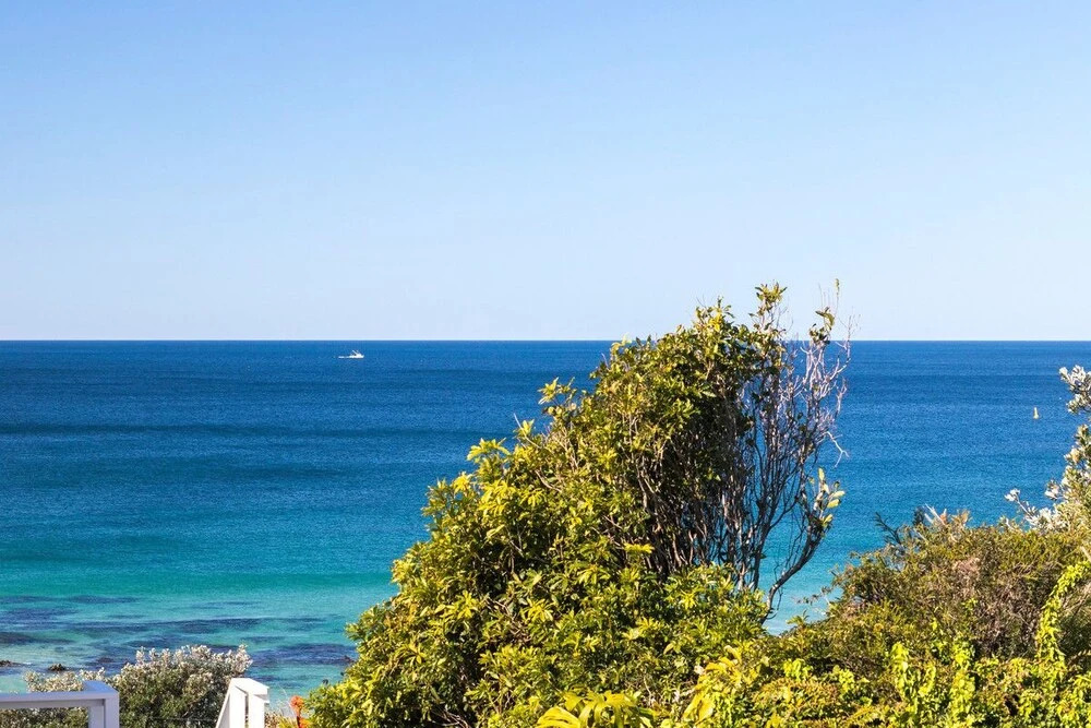 Retro Beach House - roomy 4BR retreat near ocean