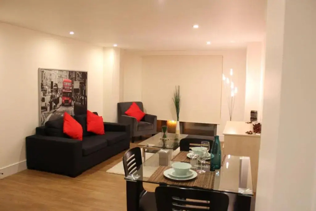 Stylish 3 Bed 2 Bath Apartment Hyde Park