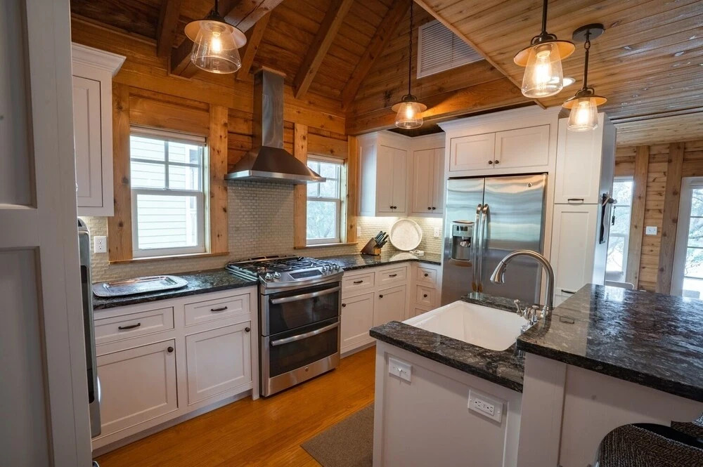 Camp Creek Cottage 4 Bedroom Home by RedAwning
