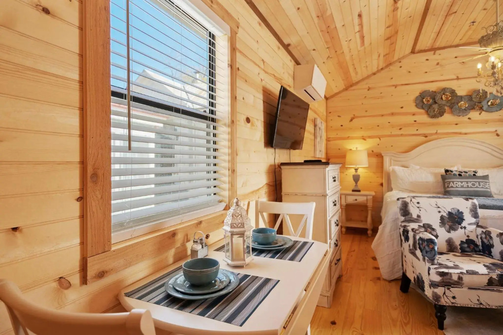 Stunning Cabin Right on Main St!