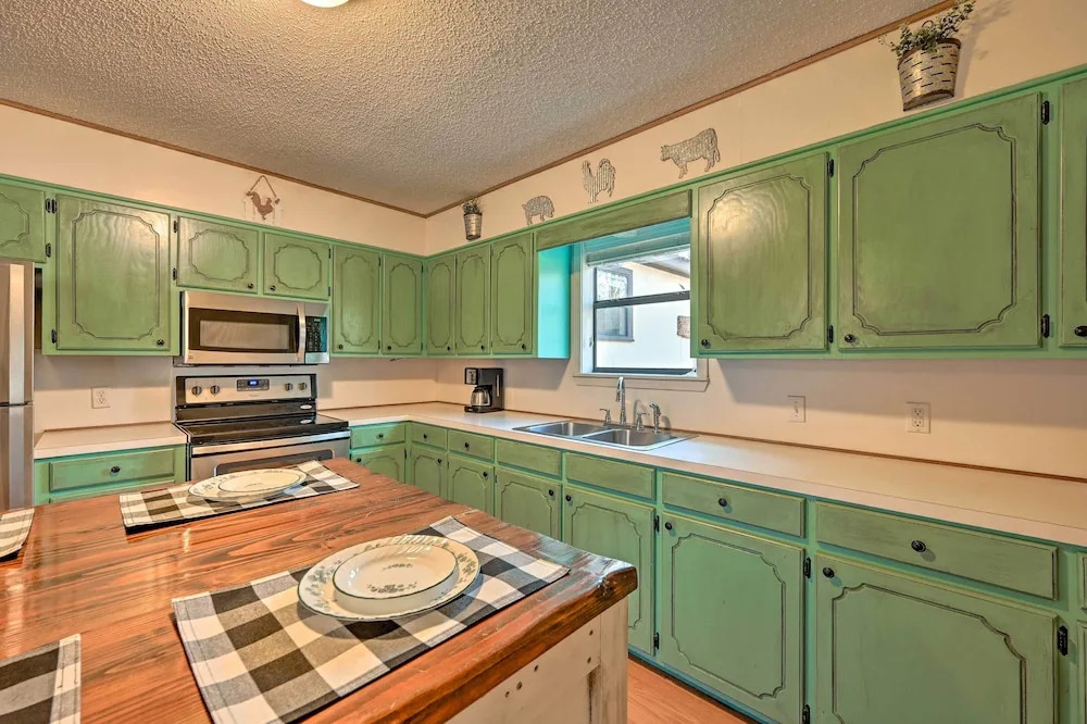 Pet-friendly 'shady Oaks' Broken Bow Gem w/ Patio!