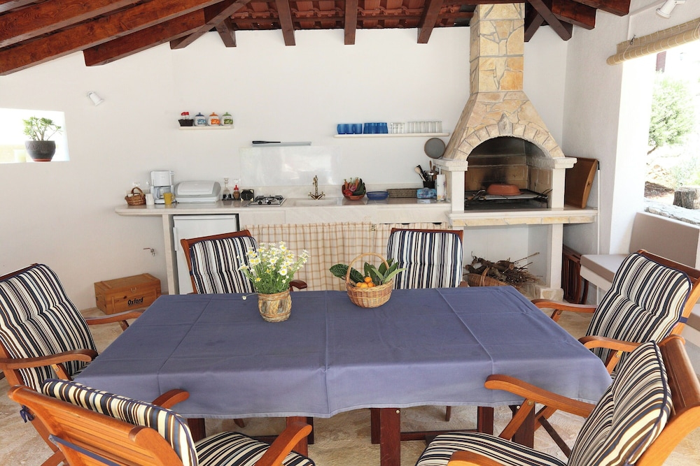 House Mrcela 200m From Beach
