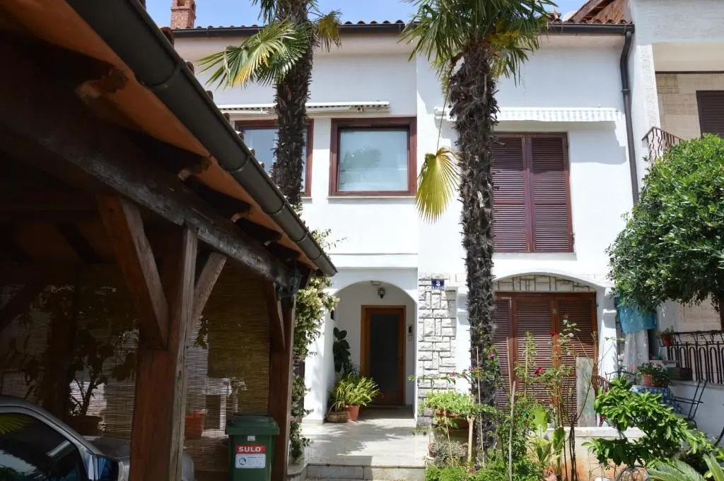 Hous Mira