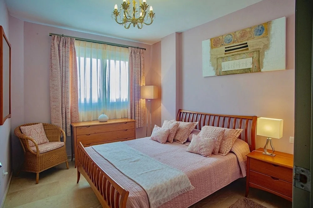 3 Bed House - Sleeps 6 - Pool - Garden - Parking