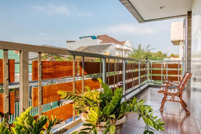 RedDoorz Plus near Mall Taman Anggrek 2