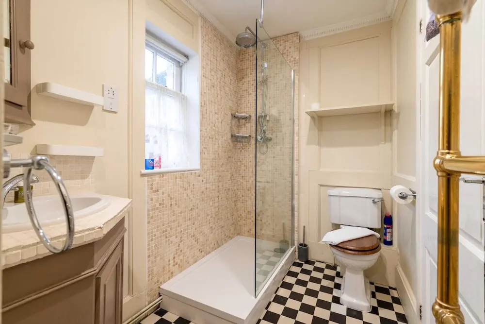 Character Cottage In Historic Hampstead