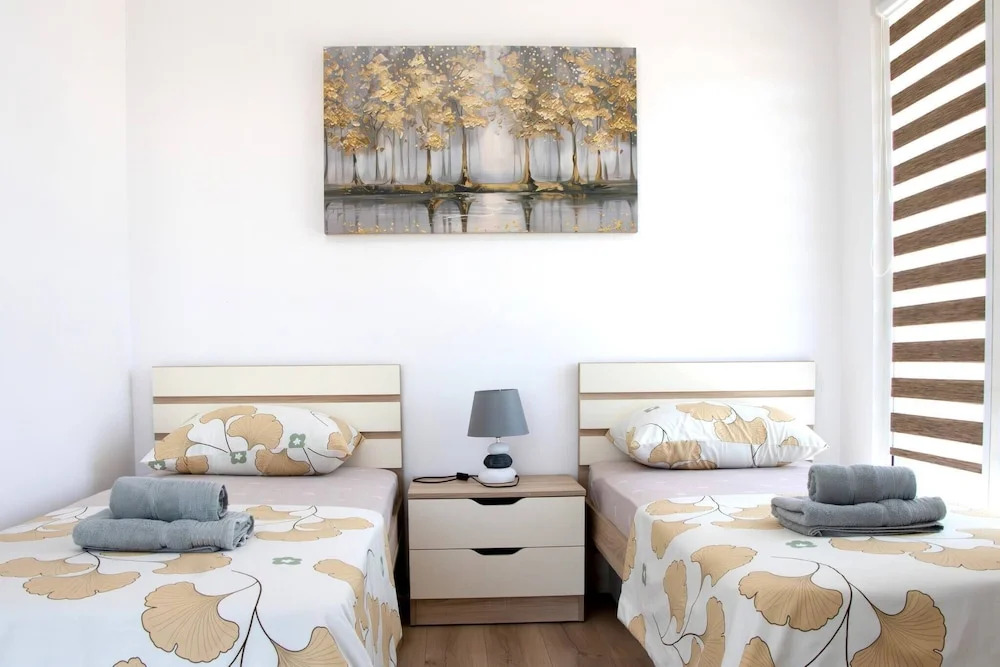 Deluxe Two Bedroom Condo & Pool on 5th Floor