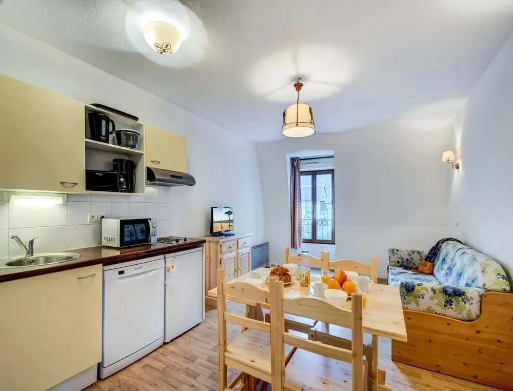 8-person Stay in a Lively Spa Town