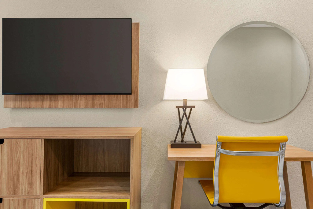 Days Inn & Suites by Wyndham Tomball Houston NW