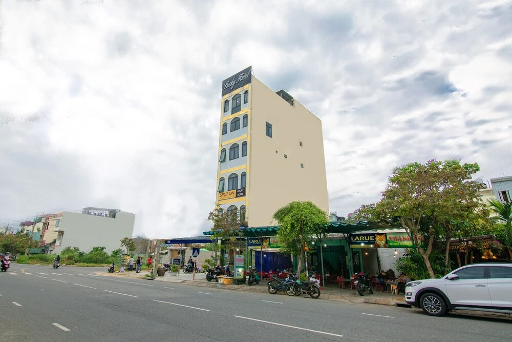 Spot On 855 Lucky Hotel