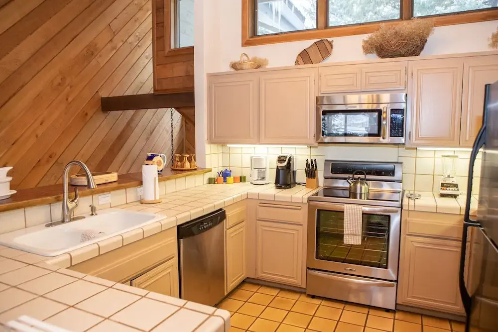 126 Ridgepoint 3 Bedroom Townhouse by RedAwning