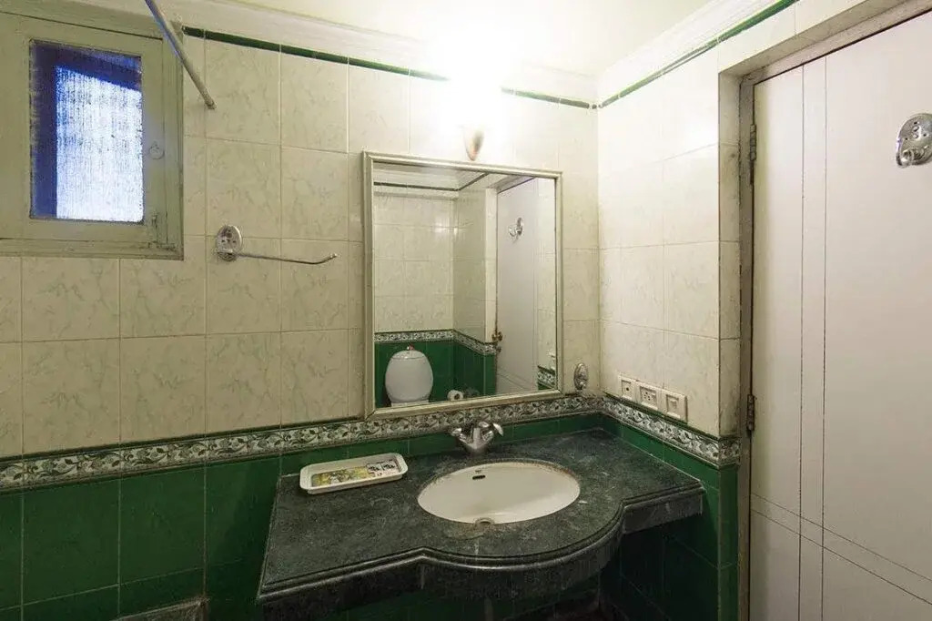 Hotel Arya - Unmarried Couples are not Allowed