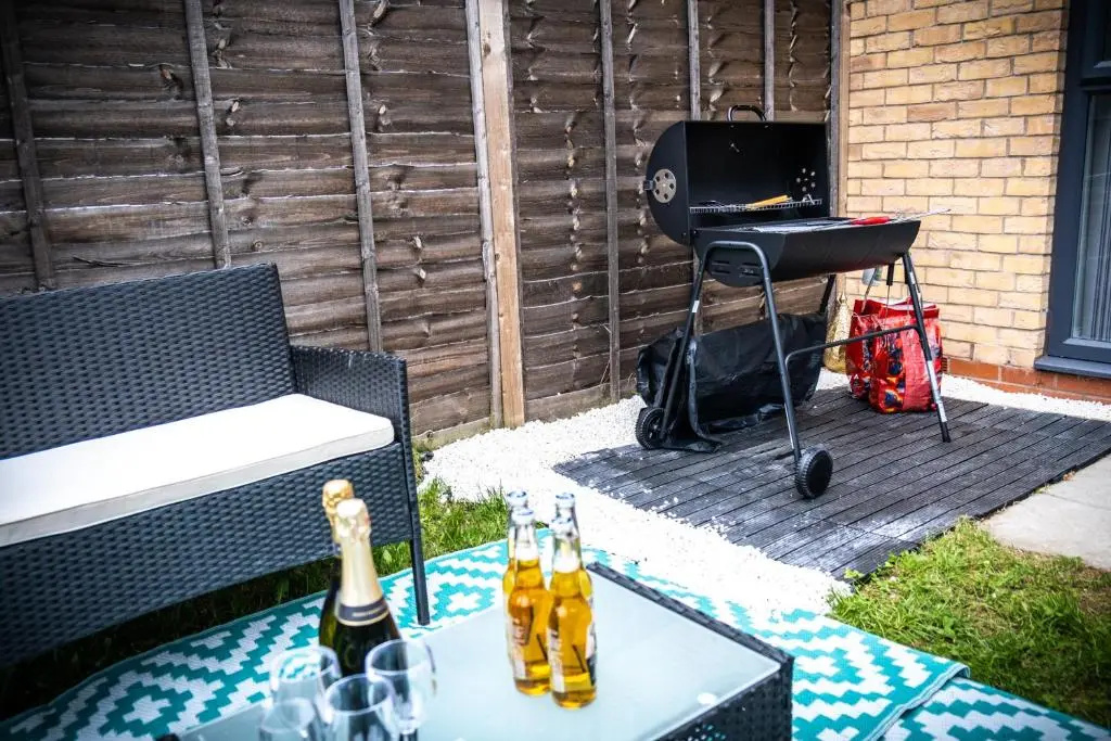 Luxury 2 Bed House City Centre ✘ BBQ & GARDEN ☆ FAMILY FRIENDLY→ Swingball & Outdoor Furniture - FREE PARKING → With 50 Inch Smart TV, FREE NETFLIX & WIFI ✘ Comfy Seating Area - BY MAEVELA®