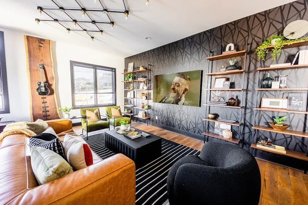 Heart of Gulch - 4 Min to Broadway - Designer Home