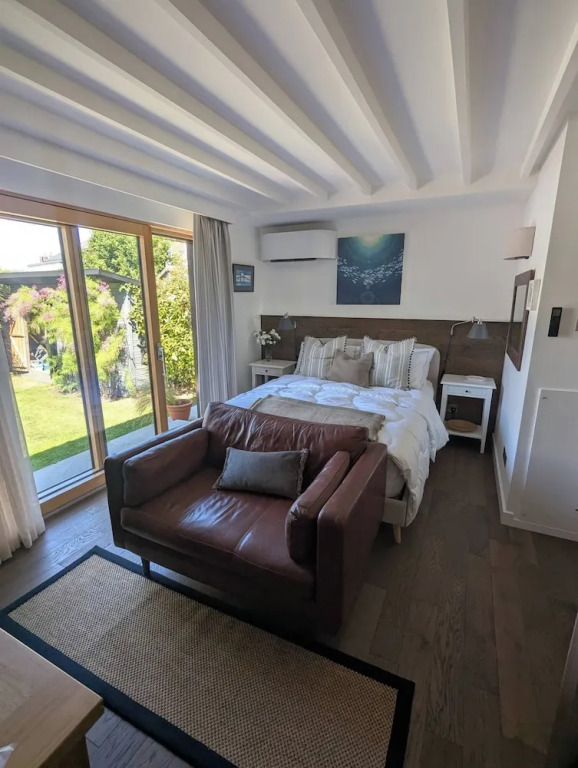 Stylish New Apartment in Central Seaview - 5 Star Comfort!