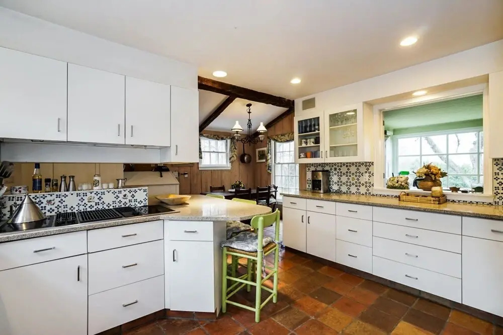 Bedford Big House w Heated Pool & Hot Tub on 4 Acres! Perfect Place to Social Distance and Stay Safe. Super-host Support, Check out our Reviews!