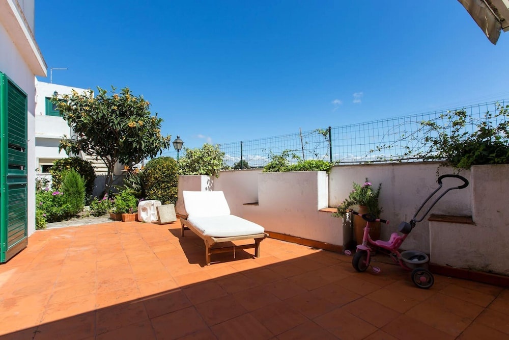 House With 5 Bedrooms in São Martinho do Porto, With Furnished Terrace and Wifi Near the Beach