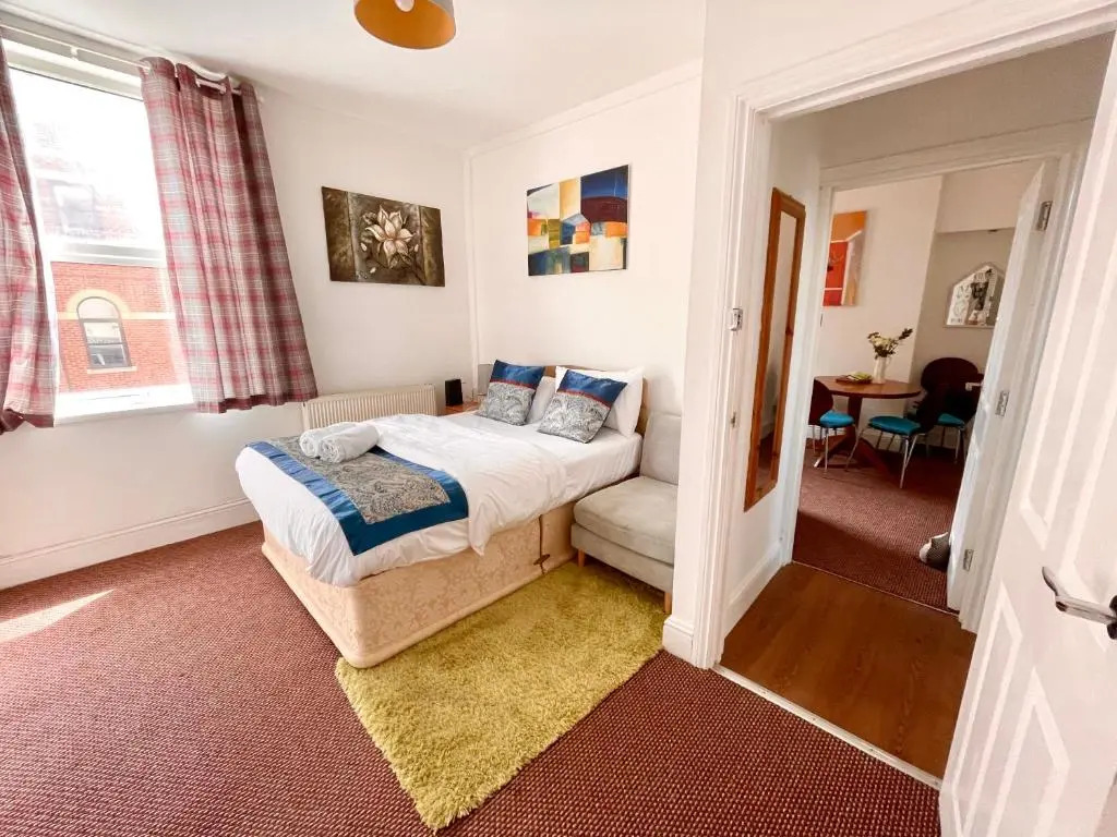 4 bedroomed maisonette in City Centre, near Barbican & Seafront