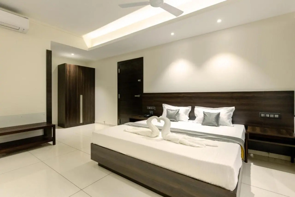 Hotel Paramount Suites & Service Apartments