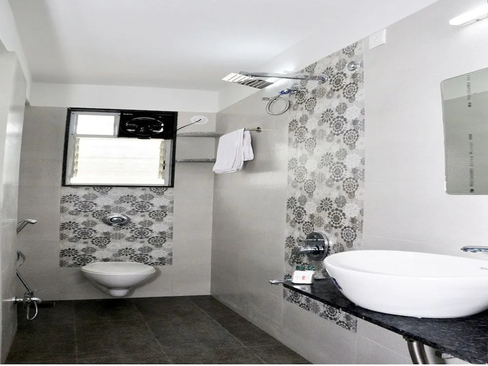 OYO 9533 Hotel Milind Villa
