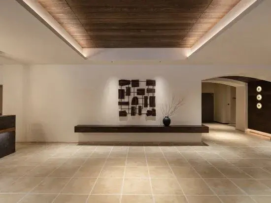 Zhuishan Mingjing Hot Spring Resort Hotel