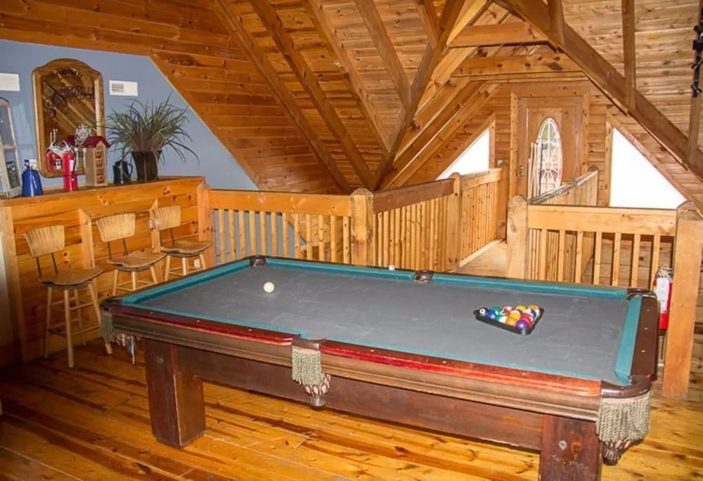 17 Honeysuckle Lodge - 5 Br Cabin