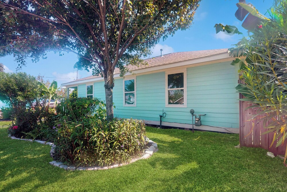 3BR Coastal Home w/ Coastal Design- Steps to Sand