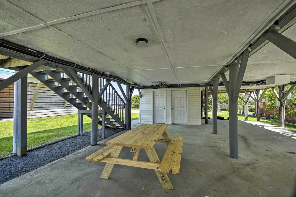 Oak Island Beach Abode w/ Deck: Walk to Shore!