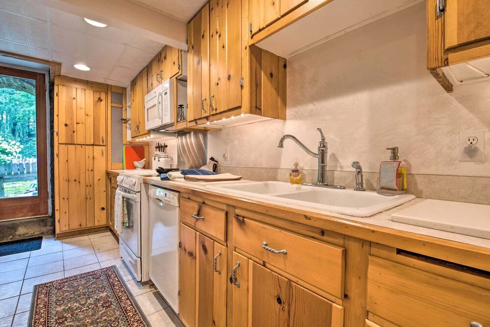 Lakefront Poconos Retreat w/ Hot Tub, Near Hiking!