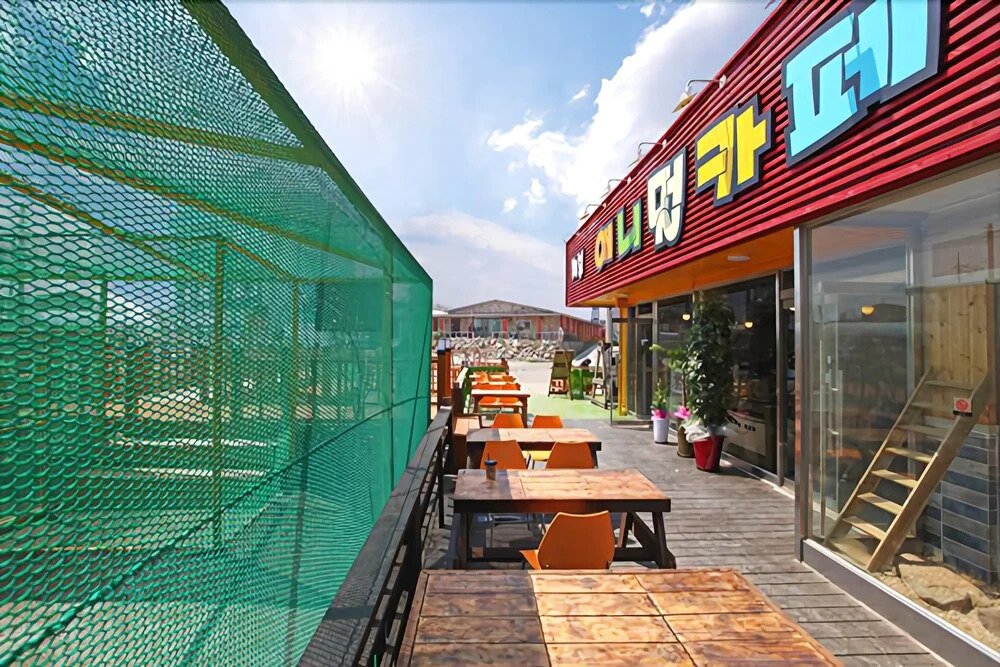 Jebudo Animal Café and Pension