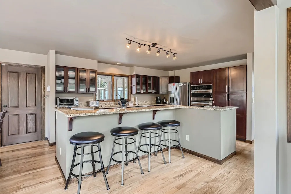 Moose Hill Lodge 5 Bedroom Home by RedAwning